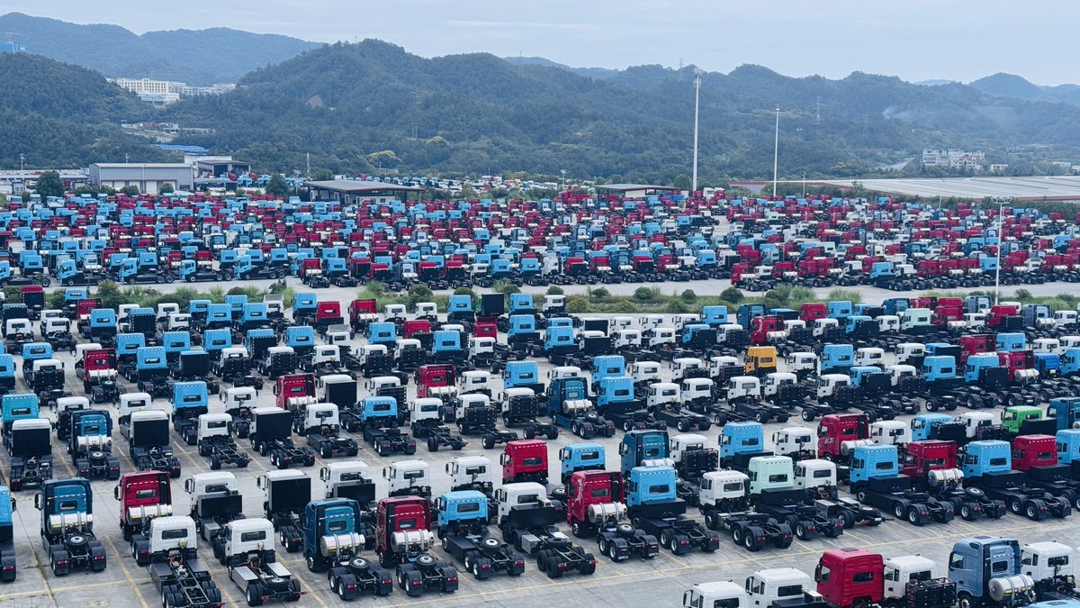 ya_zo30703's tweet photo. Massive stock of brand-new heavy trucks 🚛
Full range of models, multiple color options.
China commercial vehicles, shipped worldwide.
High performance &amp; cost-effective.
Your trusted partner for truck export &amp; auto parts sourcing.#HeavyTrucks #NewTrucks #TruckSupplier #ChinaAuto https://t.co/YYWcpBWDpf