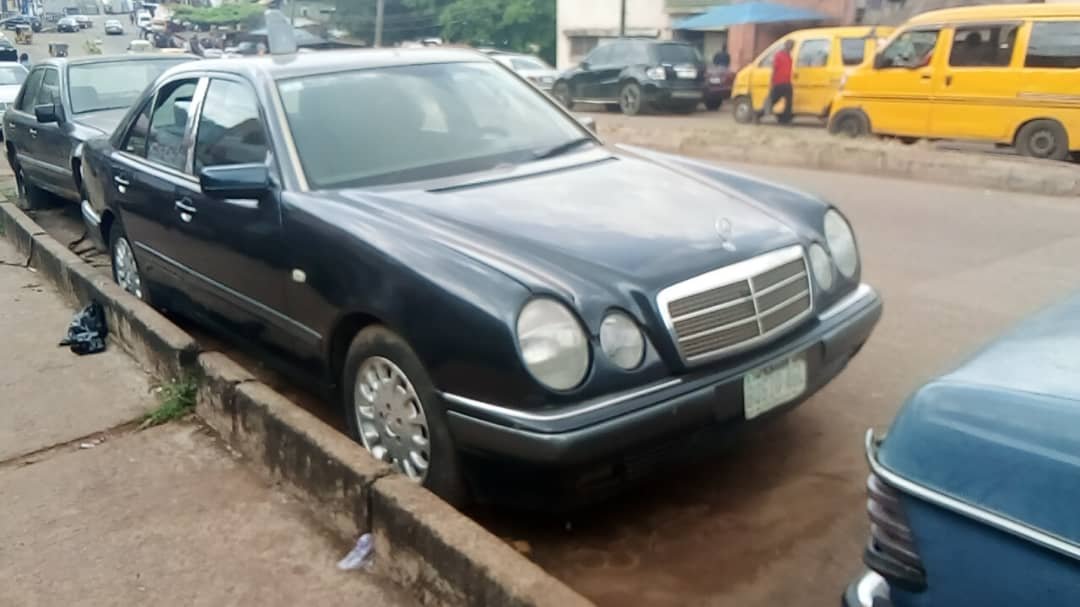 DumebiKenneth's tweet photo. Mercedes E-Class 210. Nigerian use. Location Enugu state, negotiating Price 2.8m Dm https://t.co/QCuPJpj8AW