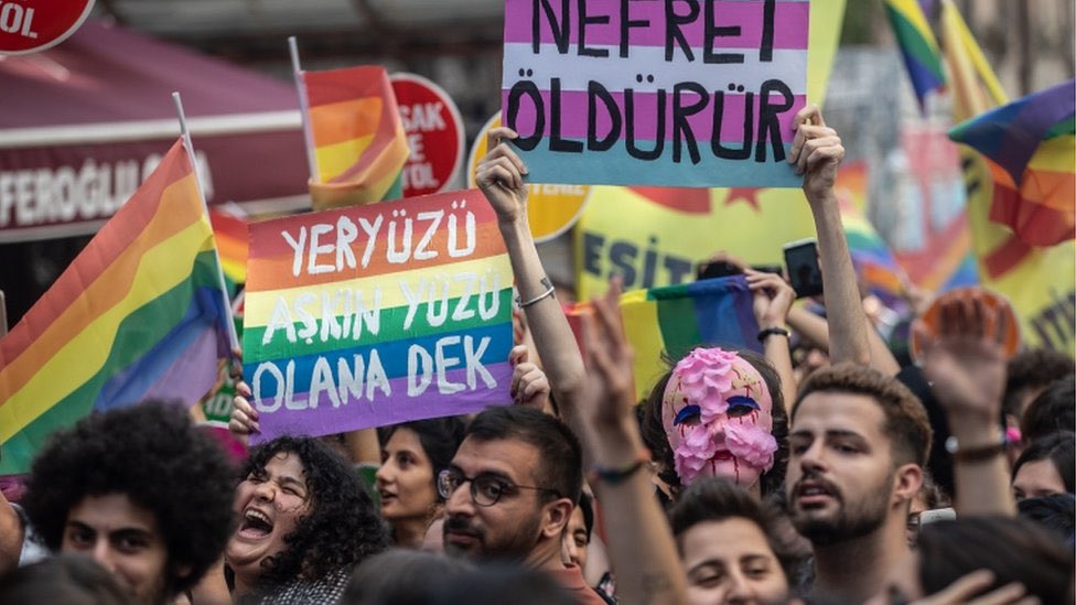 ToplumsalMht158's tweet photo. “Ailem Güvende” Operasyonunda 16 Tutuklu!

“Ailem Güvende” adlı soruşturmayla LGBTİ+’ları hedef alan operasyon kapsamında İzmir’den 16 kişi tutuklandı, 2 kişi ise adli kontrol şartıyla serbest bırakıldı.