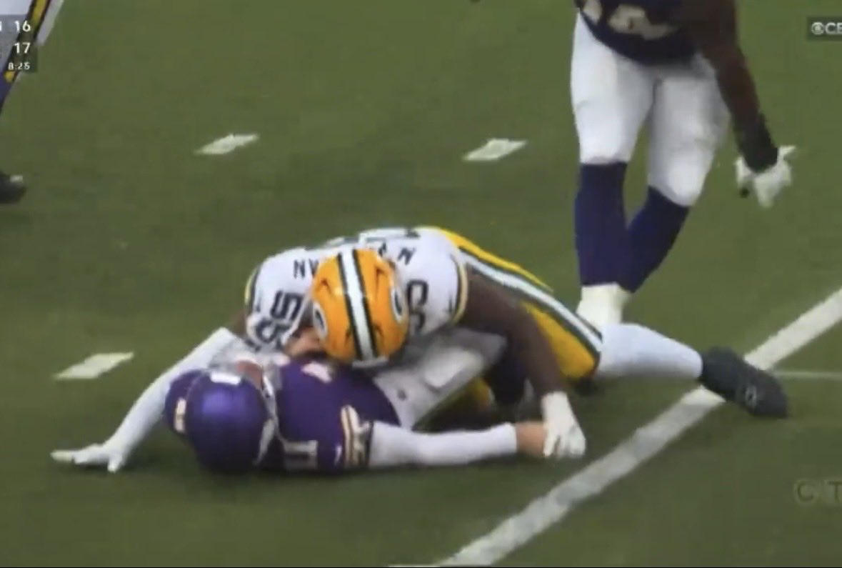 tadug_oen's tweet photo. @Lambeau_Leap_04 Yes penalty. Don’t just take a screen shot after he lifts off of him 😂 https://t.co/m8t68Ru5DD