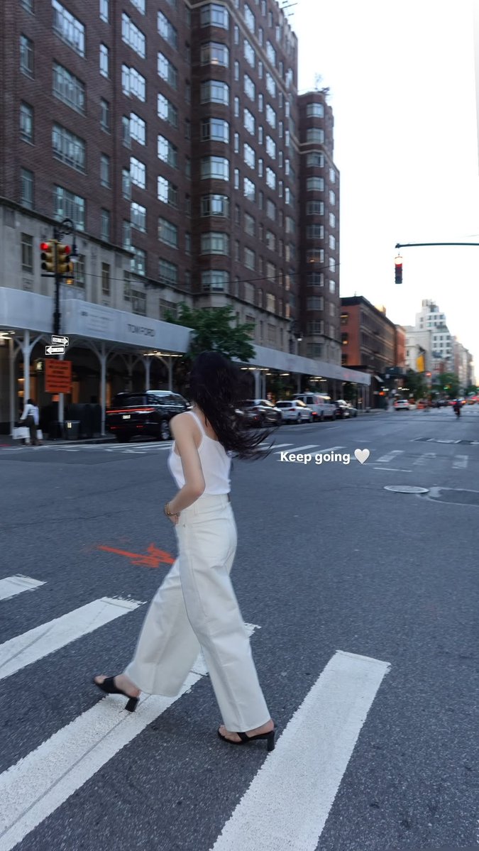 LingOrm_BH's tweet photo. Keep going 🤍 

💜✌🏼

Cr. ig story : linglingkwong  

#LinglingKwongxCalvinKlein
#CalvinKleinSS27 #NYFW #NewYorkFashionWeek
#CalvinKlein #LinglingKwong
@linglingsirilak @CalvinKlein https://t.co/KQ9EQDMlwh