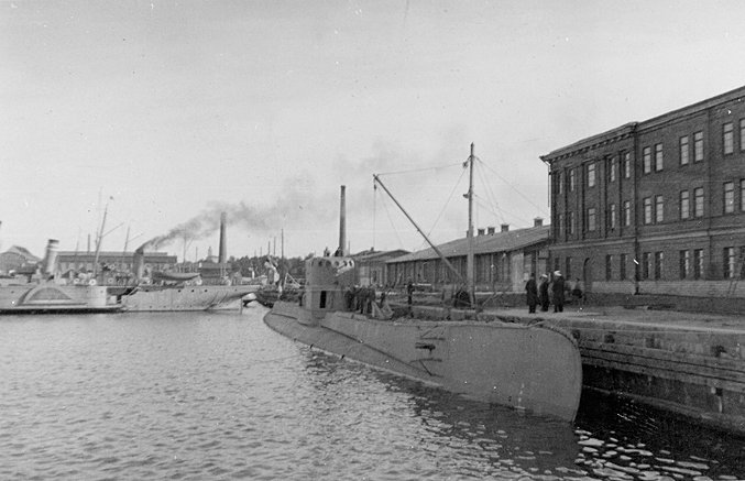 Alicja322's tweet photo. #EchoHistorii
#PWII
14 IX 1939 - do portu w Tallinie w Estonii wpłynął polski torpedowy okręt podwodny ORP "Orzeł". Tam następnego dnia został internowany, a następnie rozbrojony. W nocy z 17 na 18 IX załoga podjęła brawurową, udaną próbę ucieczki. https://t.co/5a0ksanDkt