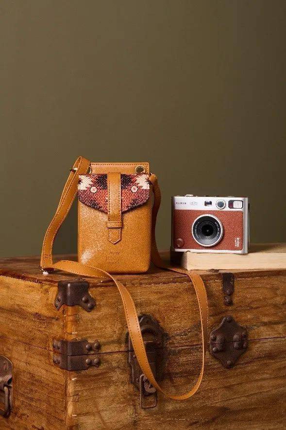 arijc700428's tweet photo. Got through my closet this weekend—found vintage tees and a pre-loved camera that’s way more fun than fast fashion! Clearing space for stuff that matters  #SecondhandLife， https://t.co/96oHgVOxbF