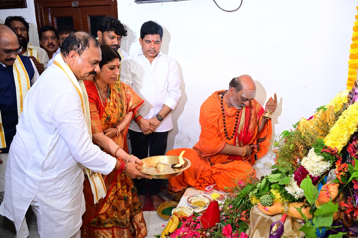 Congress4TS's tweet photo. Ganesh Chaturthi Celebrations at Gandhi Bhavan

గాంధీ భవన్‌లో ఘనంగా వినాయక చవితి వేడుకలు

పవిత్ర వినాయక చవితి సందర్భంగా టీపీసీసీ అధ్యక్షులు శ్రీ మహేష్ కుమార్ గౌడ్ గారు, వారి సతీమణితో కలిసి గాంధీ భవన్‌లో ప్రత్యేక పూజలు నిర్వహించారు.

విఘ్నేశ్వరుని ఆశీస్సులతో తెలంగాణ ప్రజలందరికీ సుఖసంతోషాలు, శాంతి, సౌభాగ్యం చేకూరాలని ప్రార్థించారు.