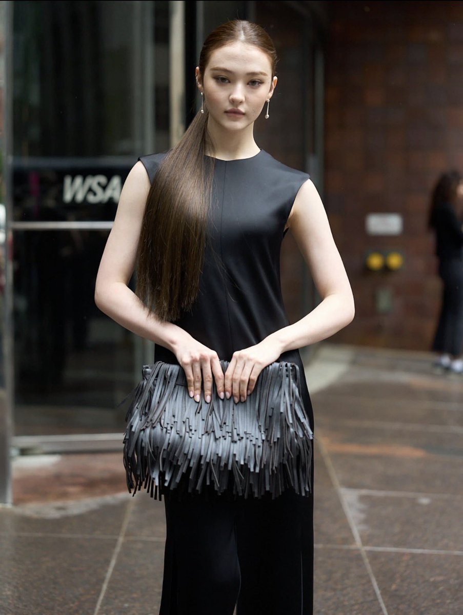 MEOVVstats_'s tweet photo. MEOVV's #ELLA at COS New York Fashion Week, looking prettier than ever. 🖤✨
ELLA AT COS AW 26
#ELLAxCOSAW26 #ELLA https://t.co/7m6stEF8oW