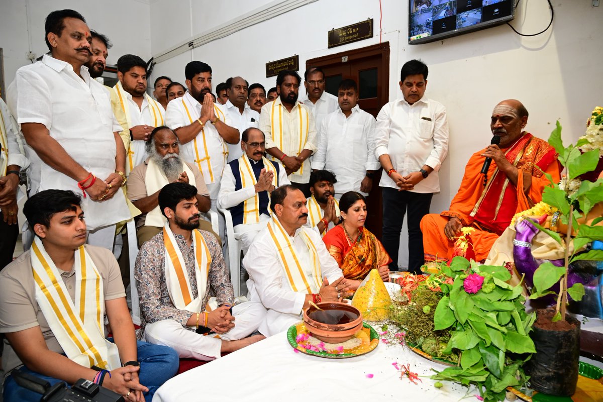Congress4TS's tweet photo. Ganesh Chaturthi Celebrations at Gandhi Bhavan

గాంధీ భవన్‌లో ఘనంగా వినాయక చవితి వేడుకలు

పవిత్ర వినాయక చవితి సందర్భంగా టీపీసీసీ అధ్యక్షులు శ్రీ మహేష్ కుమార్ గౌడ్ గారు, వారి సతీమణితో కలిసి గాంధీ భవన్‌లో ప్రత్యేక పూజలు నిర్వహించారు.

విఘ్నేశ్వరుని ఆశీస్సులతో తెలంగాణ ప్రజలందరికీ సుఖసంతోషాలు, శాంతి, సౌభాగ్యం చేకూరాలని ప్రార్థించారు.