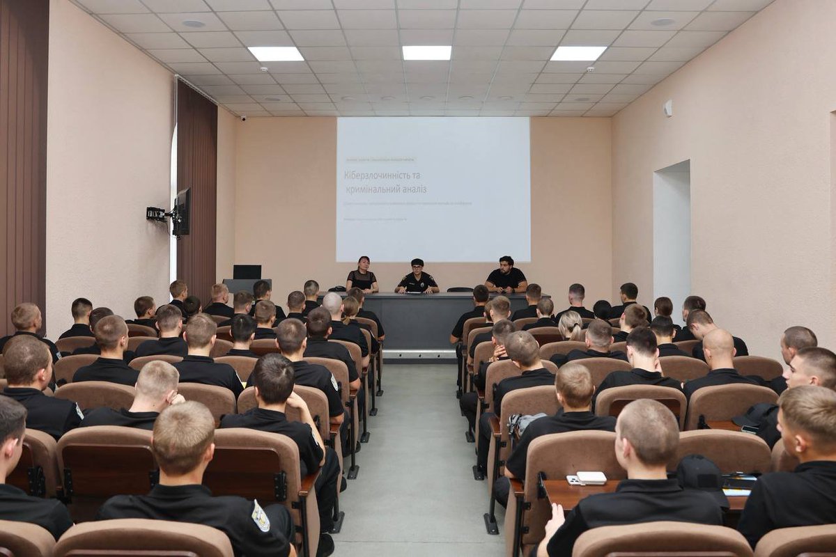 oduvs's tweet photo. Курсанти 1-го курсу навчально-наукового інституту підготовки фахівців для підрозділів кримінальної поліції НПУ ОДУВС взяли участь у бінарному занятті на тему «Кіберзлочинність та кримінальний аналіз» https://t.co/gJblzqahk0
