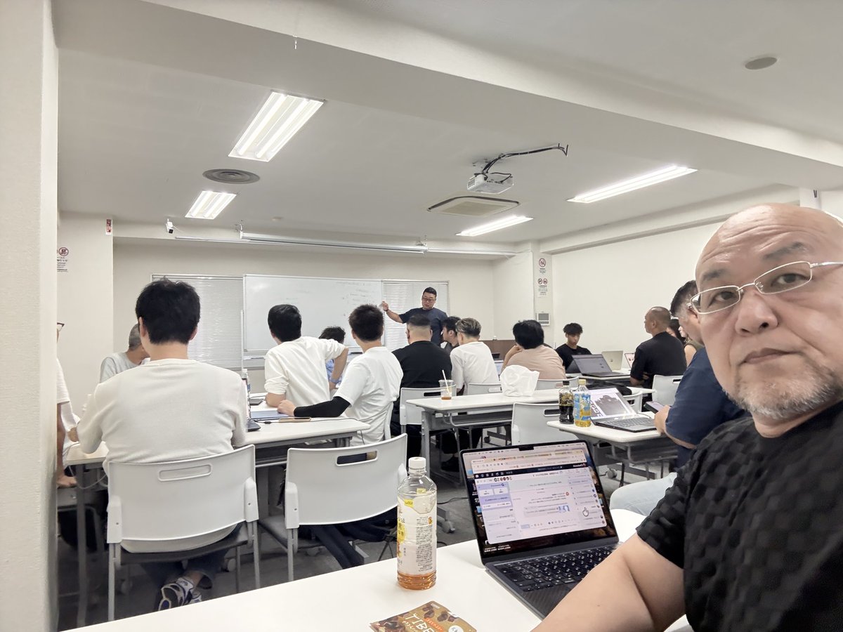falcondct's tweet photo. 【今日は大阪定例勉強会】

毎月、東京・大阪・福岡で1回ずつ開催している
eBay販売の情報共有会。

今日はその大阪回です。

一人で黙々と頑張るのも悪くないですが、
仲間と一緒に情報を共有しながら進めた方が
進むスピードは何倍にも上がります。

同じ目標に向かってる仲間がいることも、
継続できる理由のひとつです。