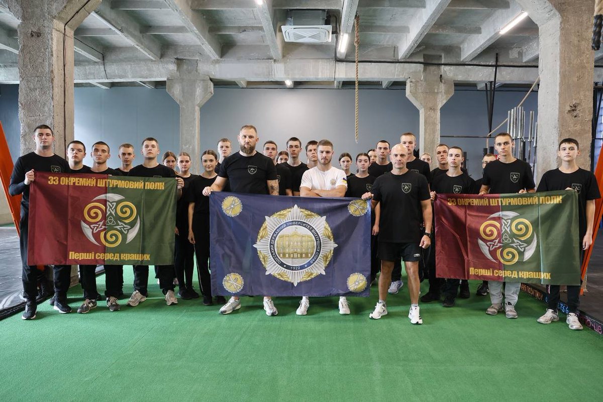 oduvs's tweet photo. Сила, витривалість і пам’ять - у кожному русі! Курсанти 1-го курсу ОДУВС виконали спортивний кросфіт-комплекс «Сінді» (Cindy) - класичне тренування з вагою власного тіла у форматі AMRAP (As Many Rounds As Possible) - максимальна кількість раундів за 20 хвилин https://t.co/j9SRSvuhjE