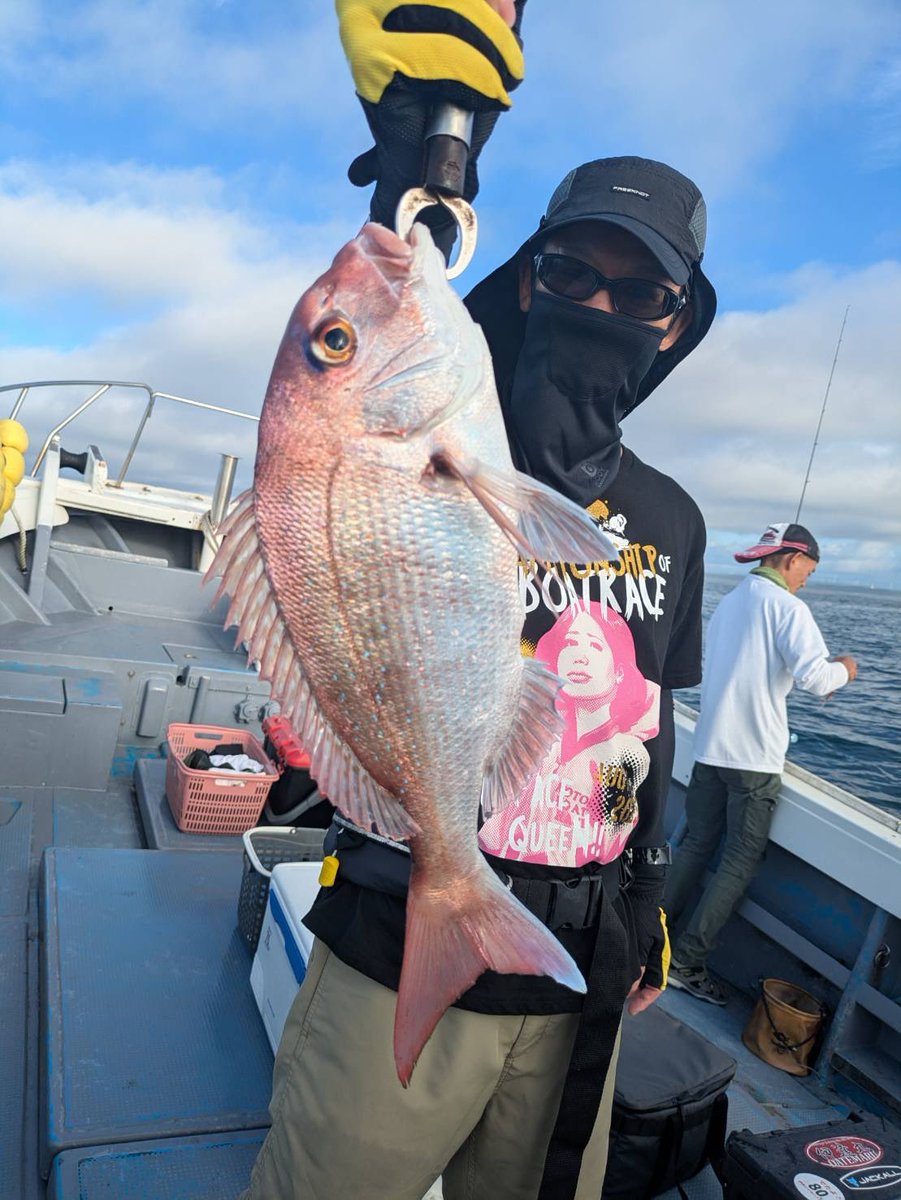 Retsu7tD2's tweet photo. 本日の釣果は真鯛5枚の他、オオモンハタやカサゴなど全部で10枚くらい！
海も穏やかで富士山も見えて、最高の釣り日和でした〜

#タイラバ https://t.co/Kwg5AR9lpm