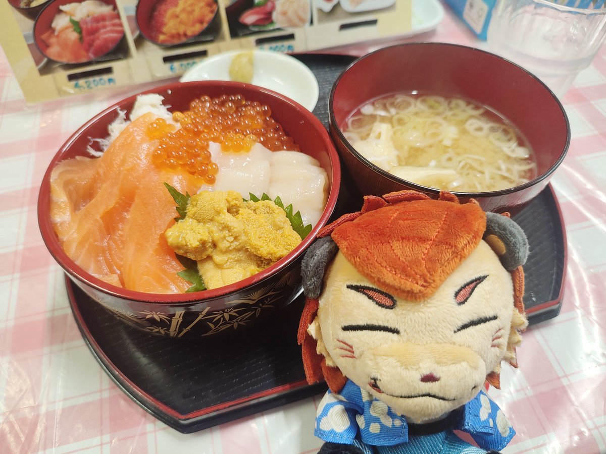 piyorimaru0902's tweet photo. 朝活で札幌場外市場の定食めし屋さんへ
11時までは4種の海鮮丼が2,200円
さらにウニ追加が1,100円
サーモンに隠れてるけど、かにといくらが盛り盛りです✨
ホタテも甘いしウニも沢山食べられてこのお値段✨
めっちゃ海鮮を堪能できました😋
お腹を満たした後は白い恋人パークに行きました https://t.co/aiA8n2mzdo