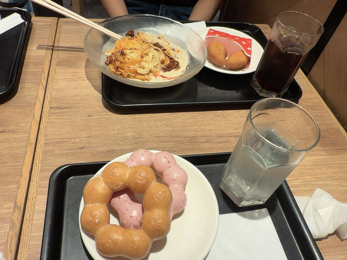 noidol_choka's tweet photo. 授業早めに終わったので専門学校のお友達とミスド🍩
クラスメイトみんなに成功して欲しいって話や、どうしたらもっとクォリティの高い楽曲作れるかなど…音楽作りのモチベ上がった！

クラスに良い友達が出来てよかったなぁってちょっと感動してる帰り道なう(*´꒳`*) https://t.co/jVWHUknh6D