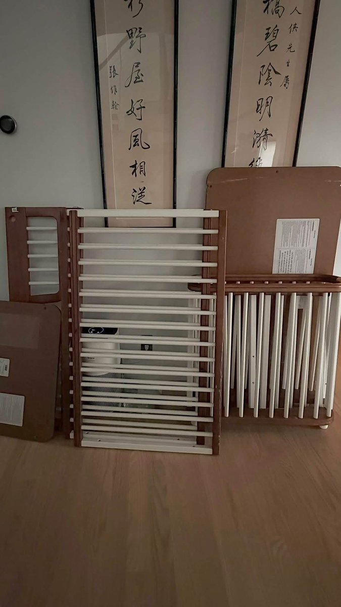 comma_channel's tweet photo. 大仔在三藩市工作，他住的小區剛好在Daly City霧區的邊緣，而且在藍天底下，陽光充沛，有風也不算大，夾在兩個斜波公園中間，有一條High Street(英國人的說法)，4-5間cafe。有一間小型超市，算是中上區，一間只有一張皮椅的理髪店，快剪師傅告訴我這裡不時有導遊團，話未說完把那椅轉向街道….. https://t.co/kcDlCEJ8Cp