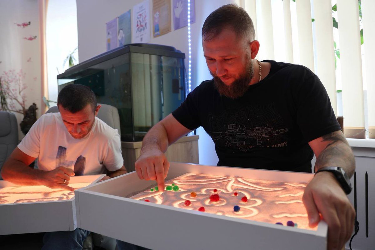 oduvs's tweet photo. Відділенням психологічного забезпечення ОДУВС у просторі кімнати саморегуляції психоемоційного стану було організовано захід «Релаксаційна практика із застосуванням пісочної анімації як методу психоемоційної саморегуляції» https://t.co/mveioA2MXR