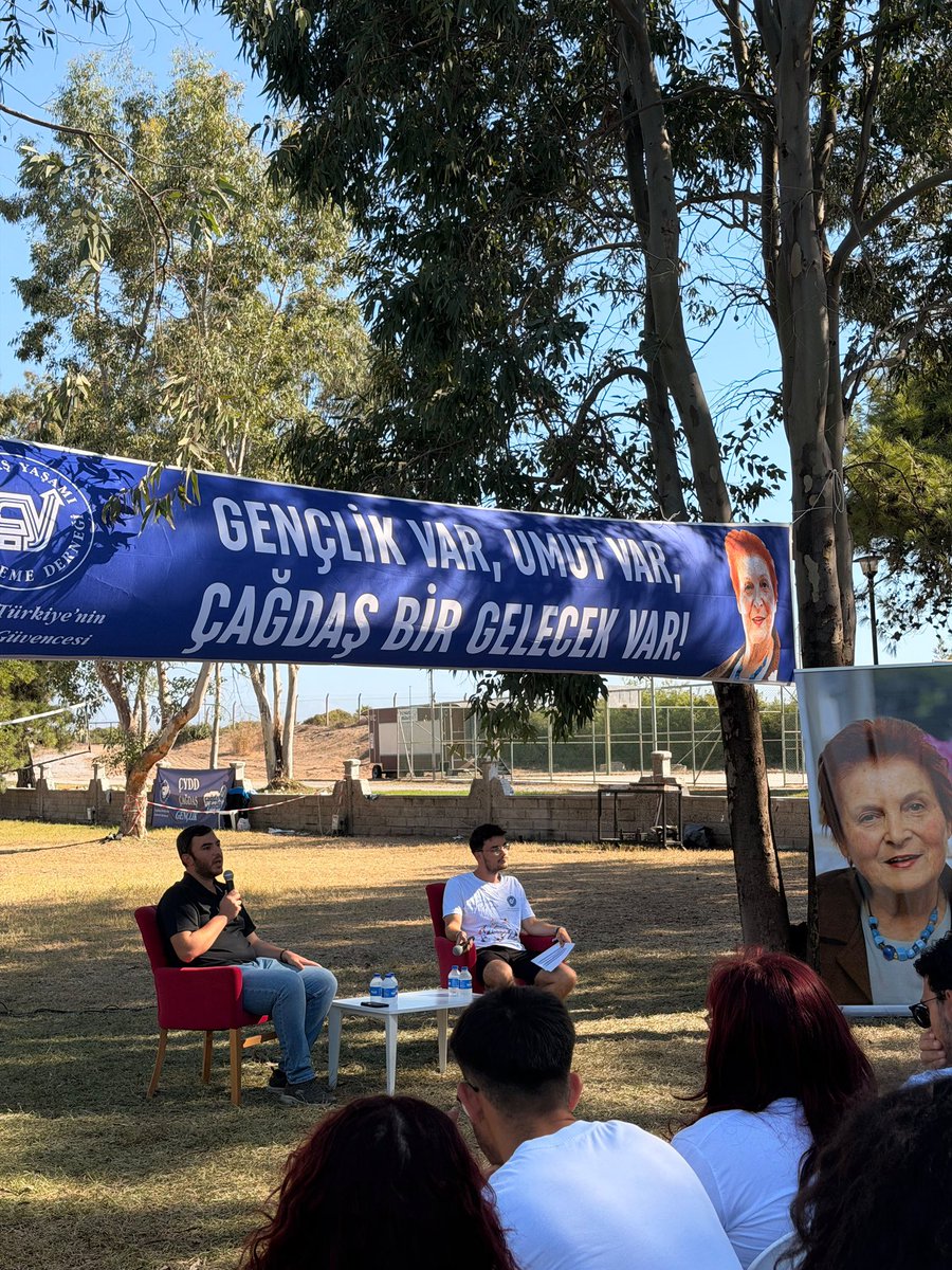 ismailari_'s tweet photo. Mezunu olduğum Çağdaş Yaşamı Destekleme Derneği’nin (ÇYDD) öğrencileriyle sohbet ettik, gazeteciliği ve memleketi konuştuk.

Çağdaş Gençlik Kampı 12 Eylül 2026 Antalya\Manavgat https://t.co/vtMMol9ANk