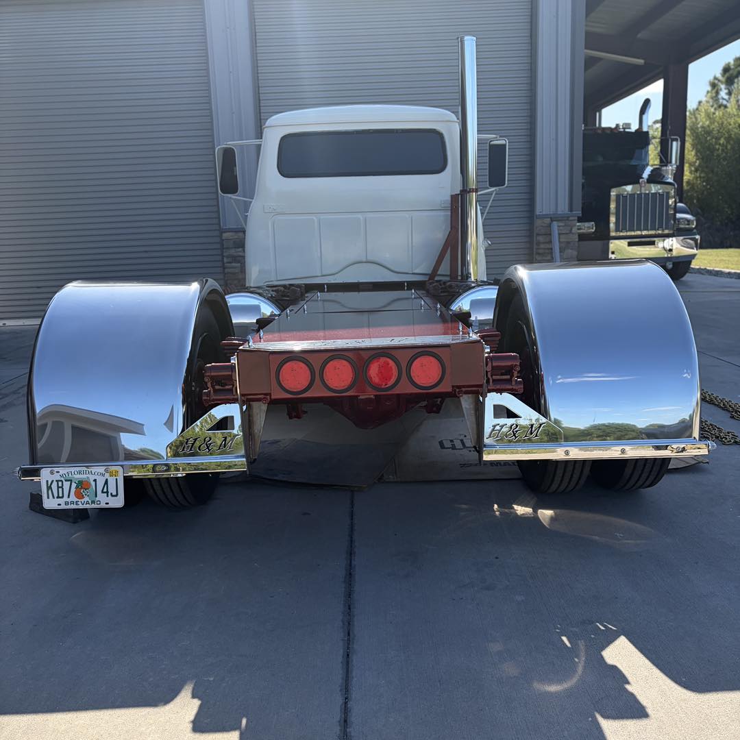 DanielleNawq's tweet photo. Show-ready shine for this semi truck. Full wash and wax for a deep, lasting gloss. Free quotes available. Call 321-501-0094. https://t.co/n5DL2bQfvj