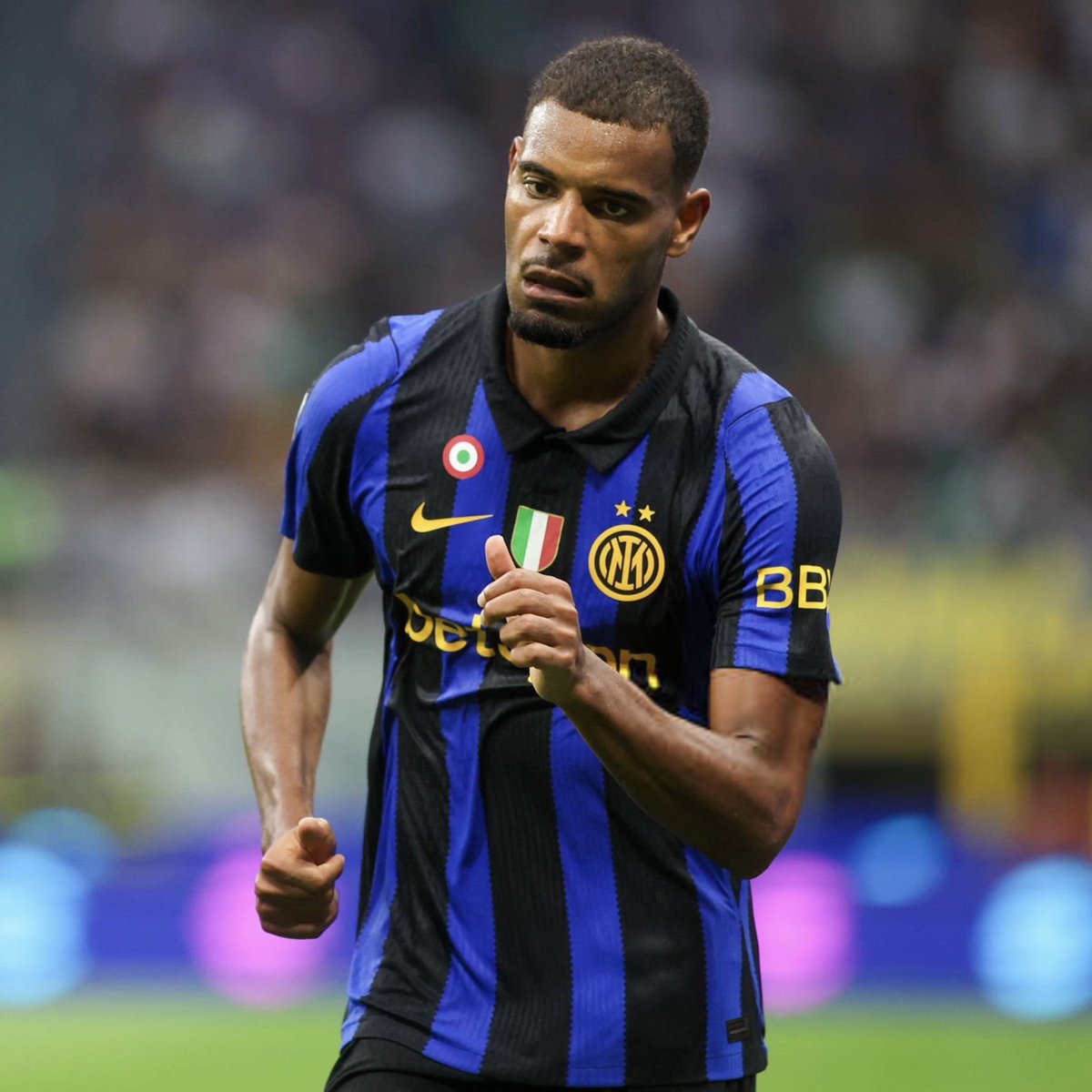 raffaelecaru's tweet photo. 🎙🇫🇷⚫🔵 Diouf: "Non mi sento né un laterale né un esterno. Il mio obiettivo è tornare a centrocampo, perché è lì che sono stato formato e che ho i miei punti di riferimento. Resto convinto che sono meglio a centrocampo. Ma se è come laterale che posso fare minuti e impormi all'Inter, lo faccio senza problemi. Quando hai la palla, giochi come un esterno, ma quando non ce l'hai, devi ripiegare in difesa. A fine partita finisci esausto"