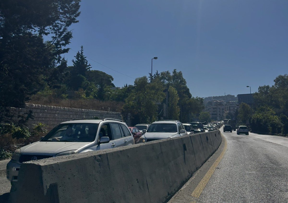 AdnanKakoun's tweet photo. #لبنان 
معالي وزير الاشغال #فايز_رسامني يرجى العلم :
اقدر انشغالاتكم ،ولكن بسبب هذه التصليحة في الحازمية قرب المدرسة الحربية وصل الاختناق المروري الى مدينة عاليه صباح اليوم الاثنين.
قليل من الالتفات لمصالح الناس ..وانسانيتها.
#بس_هيك https://t.co/G6X6cO1m2J