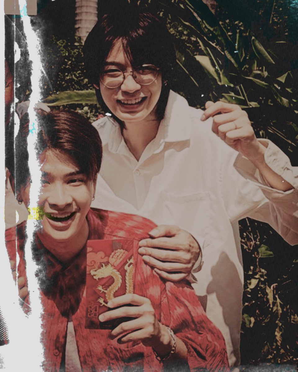 kh1ovele's tweet photo. เฮียแกรักซ้อจะตายไป เห็นคบกันตั้งแต่สมัยเรียน จนตบแต่งเข้าตระกลูหลี่ ก็ไม่เคยเห็นเฮียจะมีน้อยที่ไหน เขาลือกันให้ทั่ว ว่าเฮียแกทั้งรักทั้งหลงซ้อใหญ่ ข่าวที่ว่าจะหย่ายิ่งเป็นไปไม่ได้เลย ทั้งชีวิตเฮีย คงมีซ้อเป็นดอกบุหงาเพียงดอกเดียว ทั้งชื่นชมหวงแหน ไม่ยอมให้ใครมาแตะต้องง่าย ๆ หรอก https://t.co/h3nLlOvaGZ