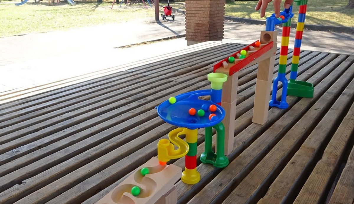 MalorieBushrod's tweet photo. Today we built a block tower that got a little wobbly… and way more fun! Spent silly afternoons like this with my kid – best family vibe ever https://t.co/tiHLfN7fHM