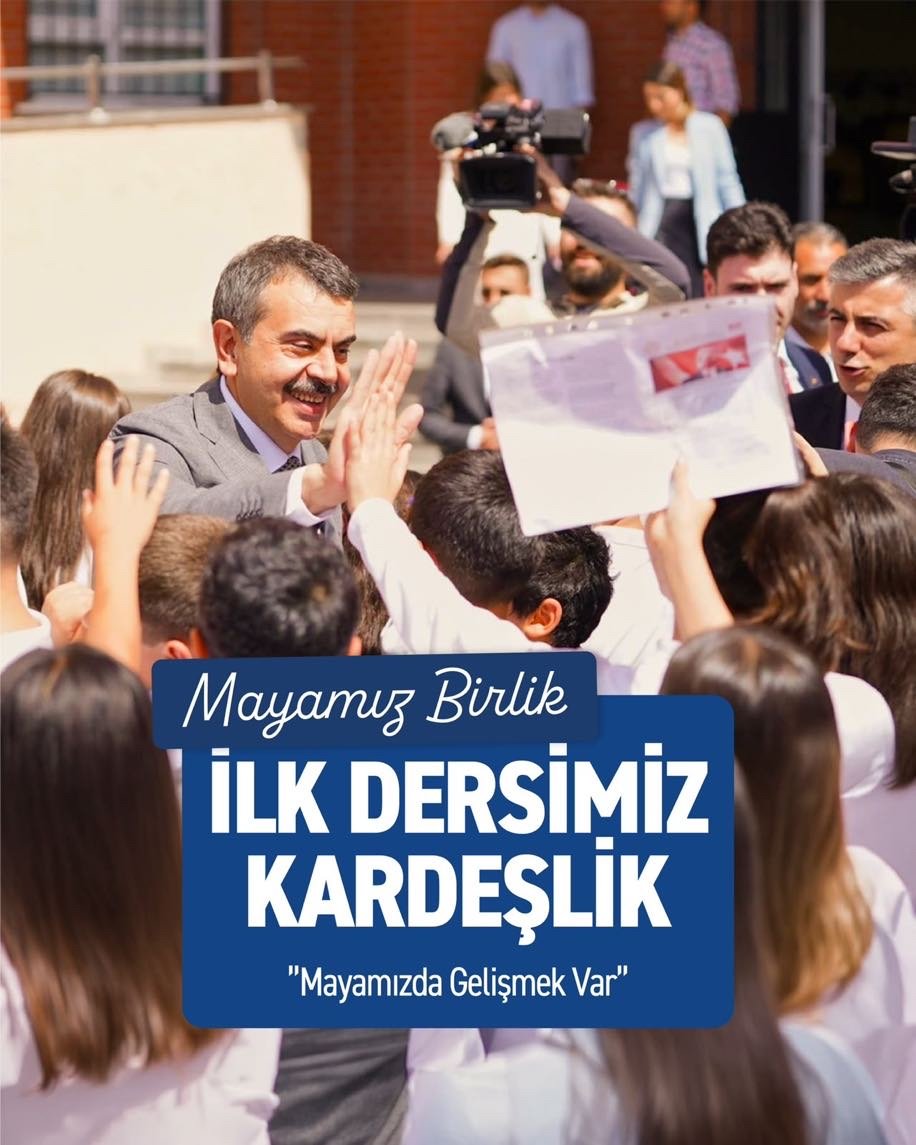 ratak74's tweet photo. Sevgili Öğrencilerimiz,
Değerli Öğretmenlerimiz,

🤗 Bütün yolculukların sonunda eve varırız ve okullar, ikinci evimizdir.

🧿 Bugün her sınıfta yeni umutlar, her sırada yeni heyecanlar, her öğrencimizin gözlerinde geleceğe dair yeni hayaller var.

#ilkdersimizkardeşlik https://t.co/xUj6nCT2Jf
