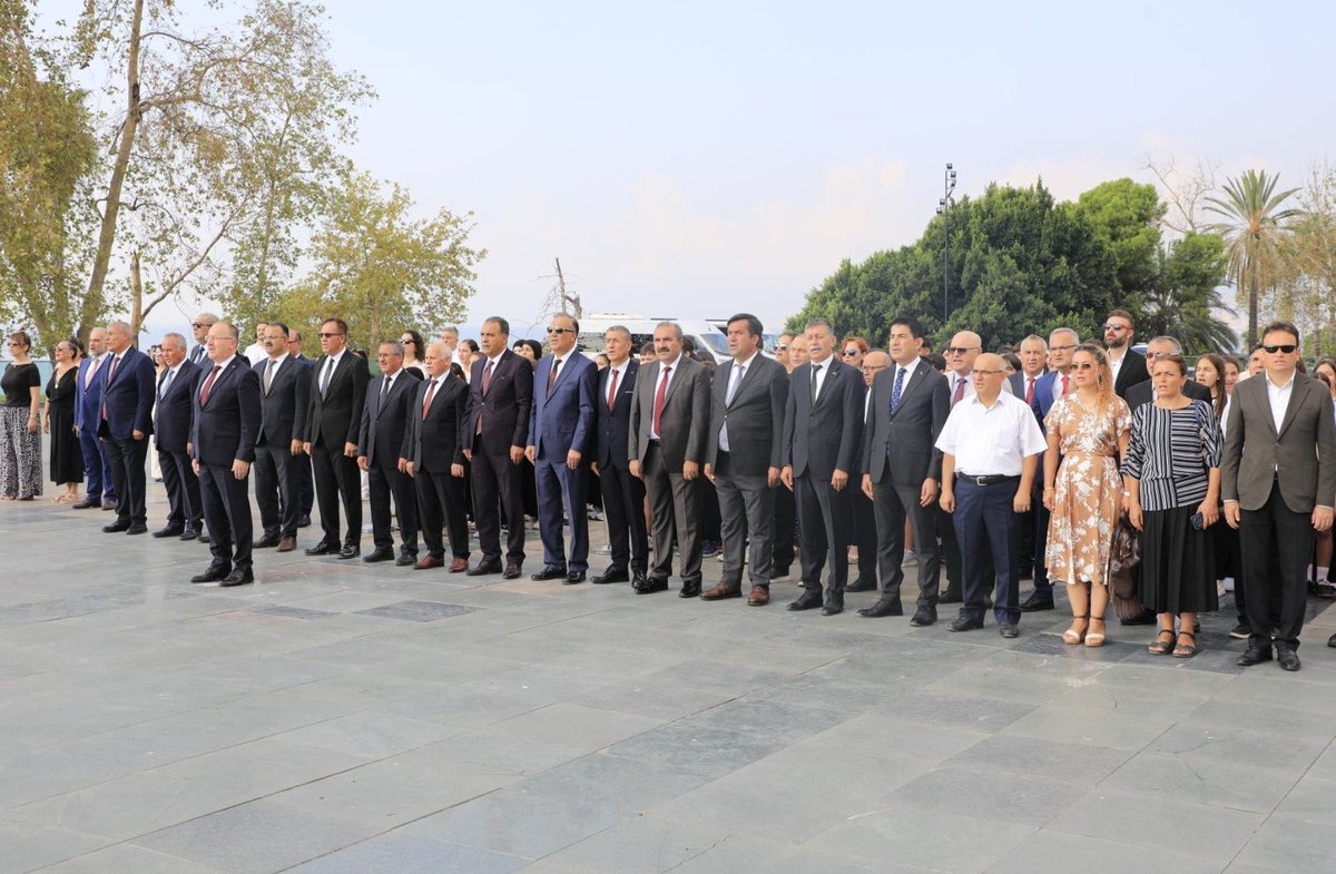 antalyamem07's tweet photo. 🇹🇷 2026-2027 Eğitim Öğretim Yılı İlköğretim Haftası etkinlikleri kapsamında, Cumhuriyet Meydanı’nda eğitim camiamızın katılımıyla Çelenk Sunma Töreni gerçekleştirildi.

Başöğretmenimiz Gazi Mustafa Kemal Atatürk’ün anıtına çelenk sunulmasıyla başlayan törene; İl Millî Eğitim Müdürümüz Sayın Mehmet Yasin Eriş, yöneticilerimiz, öğretmenlerimiz ve öğrencilerimiz katıldı.

📚 Türkiye Yüzyılı Maarif Modeli’nin vizyonuyla şekillenen 2026-2027 eğitim öğretim yılının; ülkemize, eğitim camiamıza ve öğrencilerimize hayırlı olmasını diliyoruz.

Mayamız Birlik, İlk Dersimiz Kardeşlik. 🇹🇷

#ilkdersimizkardeşlik #İlköğretimHaftası

@tcmeb @Yusuf__Tekin @Mehmetyasineris @AntalyaValilik