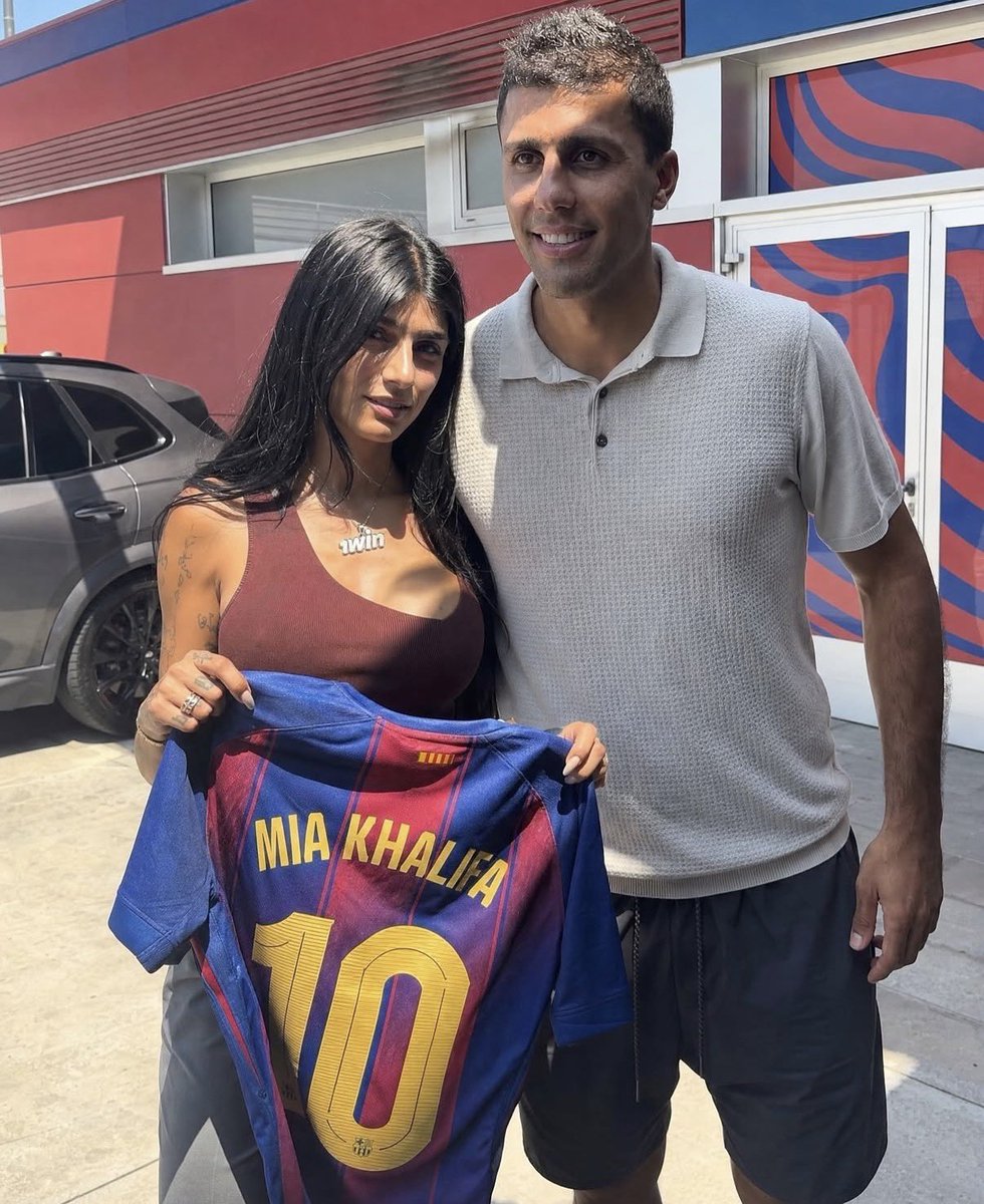 fantasypolillas's tweet photo. Alguien me explica que pelotas es esto? La trataban como si fuera una estrella mundial 😭 https://t.co/mJzQyPk4CJ
