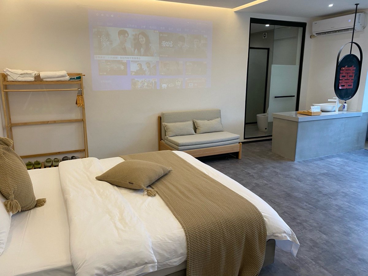 chipg518423's tweet photo. Just checked into the first zero-waste boutique hotel in the city—local organic bath products, farm-to-table breakfast, and a rooftop garden bar that serves zero-waste cocktails. Already feeling like I’m making a positive trip impact. https://t.co/Neu7lu1PhM