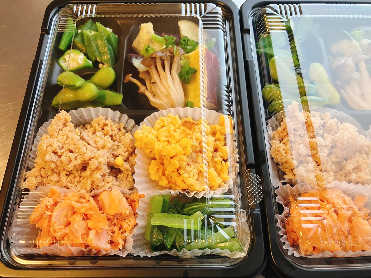itsmonogohan's tweet photo. こんばんは。陽が短くなってきましたね。今日の夜は、四色丼（の具）です。鮭のほぐし身🔴鶏のそぼろ🟤炒り卵🟡小松菜のおひたし🟢で四色です。焼く・煮る・炒る・茹でると、揚げる以外のほとんどの調理法が入ったメニューでもあります。どんぶり飯に乗せてお召し上がりください。#いつもの御飯 https://t.co/DFWgtQEz7s
