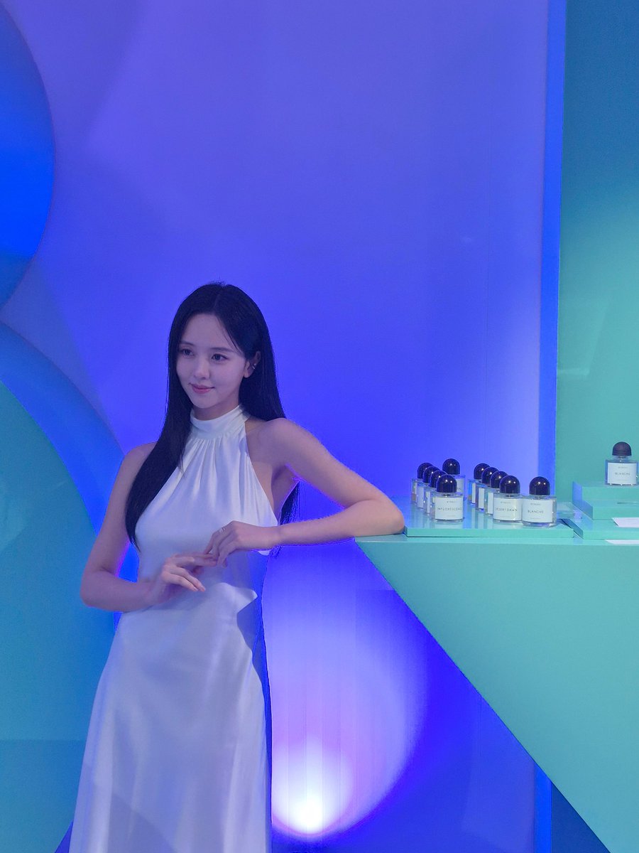 mjfopink's tweet photo. the way i can tell she loved her look, she uploaded so many pictures. even i had hard time choosing, so pretty 
#kimsohyun https://t.co/G9zHUc95cA