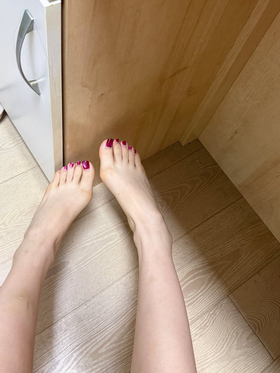 DDDD_Tomato's tweet photo. 换了黑色好不适应 
还是原来红色更漂亮喔
#美甲 #脚美甲 #黑色美甲 #红色美甲 https://t.co/tPlKKaXl5t