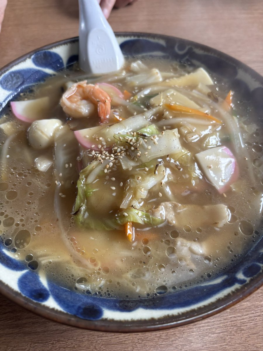 Peitter5's tweet photo. 宮城県 大崎市古川 
北京
ウマニらーめん

数年ぶりの訪問をこちらに🏄‍♀️
懐かしいなぁーノスタルってるなー🎋
開店時間から満席🈵
老夫婦のオペ���ーション、もう1人欲しいなってくらいの大盛況😭
少しでも長く続けてほしい😭

#北京 #町中華 #らーめん #大崎市 #古川
#ウマニ #五目 #ノスタルジー #宮城 https://t.co/7CGdPq0Gqe