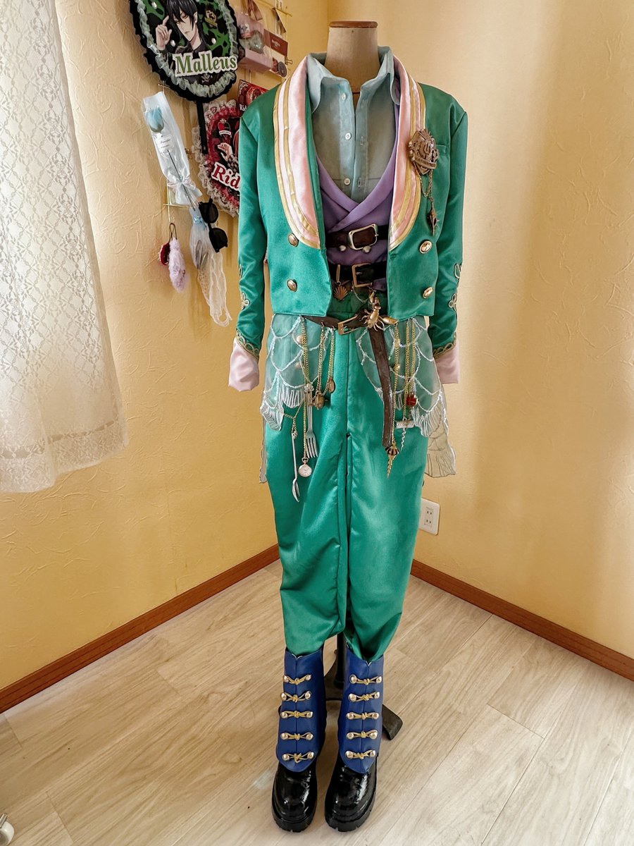 chaii_r0se's tweet photo. 《衣装完成報告》
ツイステ リエーレ・コーラリア[寮服]

シャツの鱗を表現するためにオーロラのスパンコール使ったんだけどめちゃめちゃ可愛くできたから生で見てほしい‼️写真じゃ伝わりきらん‼️
#チャイの制作日記🫖 https://t.co/HfZdBFmyD1