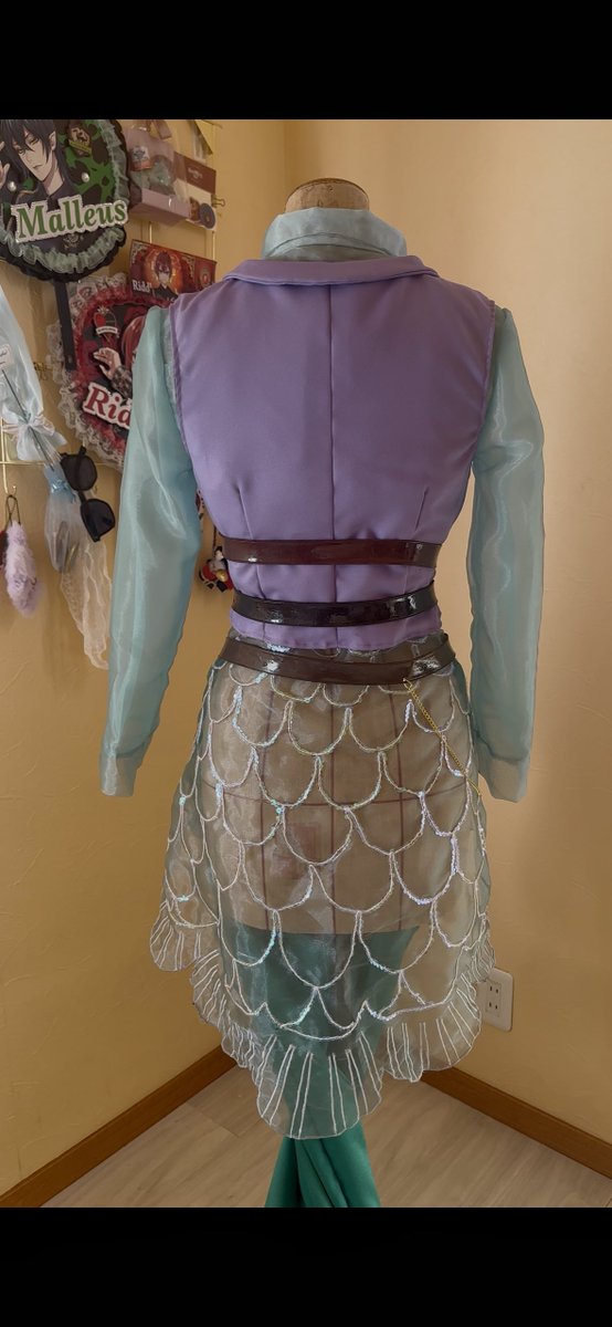 chaii_r0se's tweet photo. 《衣装完成報告》
ツイステ リエーレ・コーラリア[寮服]

シャツの鱗を表現するためにオーロラのスパンコール使ったんだけどめちゃめちゃ可愛くできたから生で見てほしい‼️写真じゃ伝わりきらん‼️
#チャイの制作日記🫖 https://t.co/HfZdBFmyD1