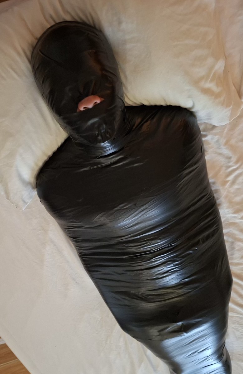 kutsushibari's tweet photo. そろそろ寝る時間だね、けんぞう。でも静かにしててもらわないと困るから、口にしっかり詰め物して固定しとこうか😴リラックスできるように、3日間ランニングで履き倒した臭い靴下も用意してあげる。全部吸い込むしかないよね🔒💤

🧦🪢 @raggag69 
⚫️😴 @kutsushibari https://t.co/aMvQyhZeAF