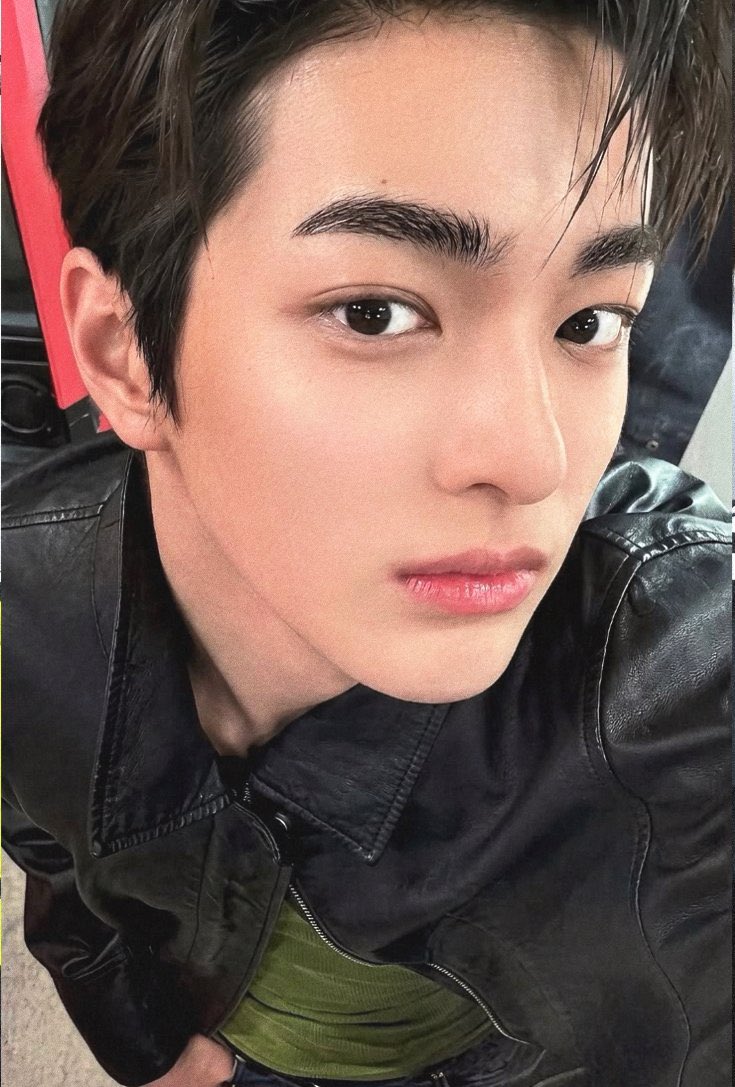_martiniblue__'s tweet photo. 보통 이정도 비주얼이면 끼가 없거나 춤노래가 안되거나 할수도있는데(편견이면죄송합니다) 얼굴 끼 춤 노래 다 얼굴치고는 괜찮다 정도가 아니라 객관적으로 ㅈㄴ잘하는게 놀라움
심지어 천연성격까지 https://t.co/PFWovICEvY