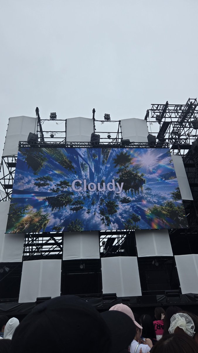 hkr__dn's tweet photo. 初ロッキン参戦💙

ずっとずっとCloudyを生で見てみたかったけど、ひとりでLIVE行く勇気がなく1年くらいずるずると過ごしてしまいましたが、妹がロッキン誘ってくれてやっとやっと生で見られた🥹

いままでアイドルの現場ばかりで、バンドのLIVEもフェスも初めてだったけど超絶楽しかったっっっ🫠💙🎧 https://t.co/hJl3tnVZHD