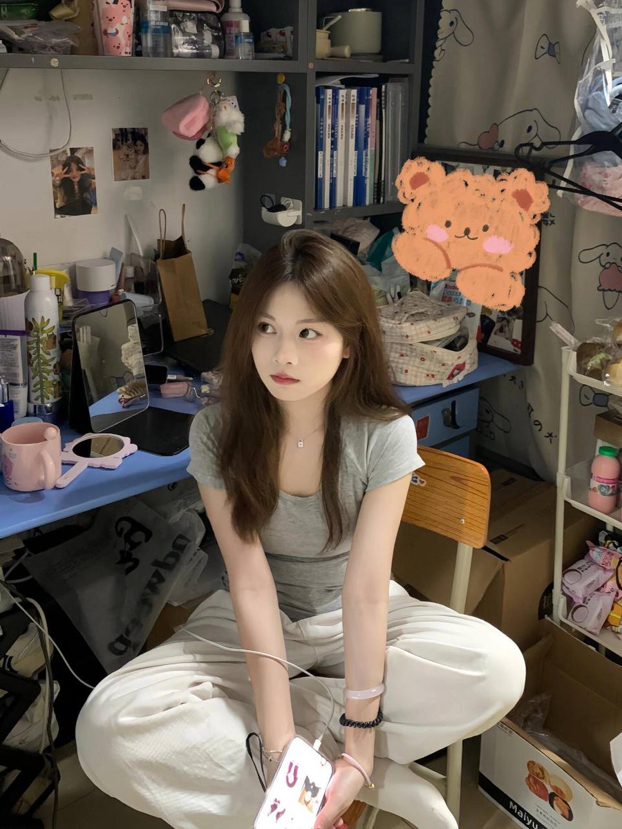 Clara97052208's tweet photo. 刚拍形体课照，有人评锐吗？

是粉哒！！看完不许瞎说🫣 https://t.co/mc0TrYV3A8