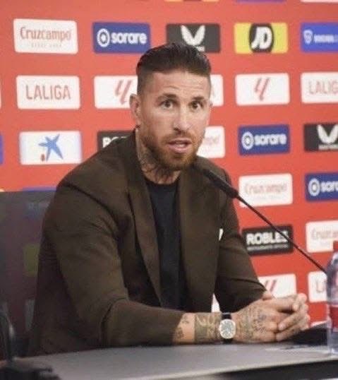 GOA10T's tweet photo. 🚨🚨🎙️ سيرجيو راموس عن اللاعب الذي يستحق الفوز بالكرة الذهبية هذا العام:

🎙️ المراسل: «سيرجيو، من تعتقد أنه المرشح الأوفر حظًا للفوز بالكرة الذهبية هذا العام؟»

🎙️ سيرجيو راموس:

«أعلم أن كلامي قد يبدو غريبًا، لكن لو سألتني حتى في أحلامي، فسأظل أقول: ليونيل ميسي. سيقول الناس إنه أصبح كبيرًا في السن، وإنه لا يلعب في أوروبا، لكن أخبروني: من اللاعب في أوروبا الذي يفعل ما يفعله ميسي في مثل هذا العمر؟

انظروا إلى أرقامه. إنه يسجل، ويصنع الفرص، ويحمل فريقه على عاتقه في الدوري.

وإذا قلتم لي:

 "إنه مجرد الدوري الأمريكي"، فانظروا إلى كأس العالم، حيث واجه اللاعبين الذين اعتقد الناس أنهم قادرون على منافسته، ومع ذلك ظل ميسي متفوقًا عليهم جميعًا. لقد كان أفضل لاعب في البطولة، وسجل ثلاثية في ذلك العمر، وحمل أمة بأكملها على كتفيه.

لامين، وكين، ومبابي، وفابيان، وبيدري، وديمبيلي، جميعهم قدموا مواسم مذهلة، لكن ما فعله ميسي هذا العام لا يُصدَّق بكل بساطة.»