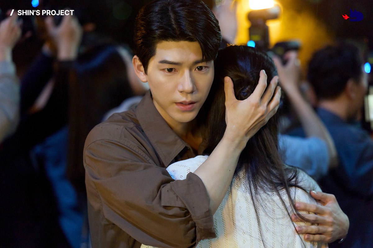 studiodragonKR's tweet photo. People with no power or connections, Mr. Shin is here to help🍗
Celebrating the 1st anniversary of the drama of your lifetime, #ShinsProject

#스튜디오드래곤10주년 #어쩌면당신의인생드라마 
#StudioDragon10th #DramaofLifetime https://t.co/X47bQFAJcG