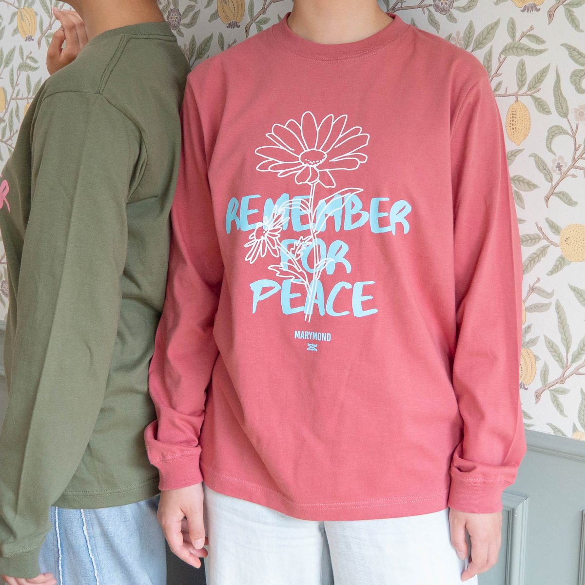 MarymondJapan's tweet photo. 【新商品】Tシャツ　野菊・REMEMBER FOR PEACE🌼

✅￥3,200
✅カラー：ホワイト・ブラック・ヘイジ―レッド・オリーブ
✅サイズ：S・M・L・XL

「REMEMBER FOR PEACE」のメッセージと共に野菊が描かれた長袖のTシャツです。

https://t.co/zeJx7tvEmp

ぜひチェックしてみてください✨ https://t.co/EkY543eeUv