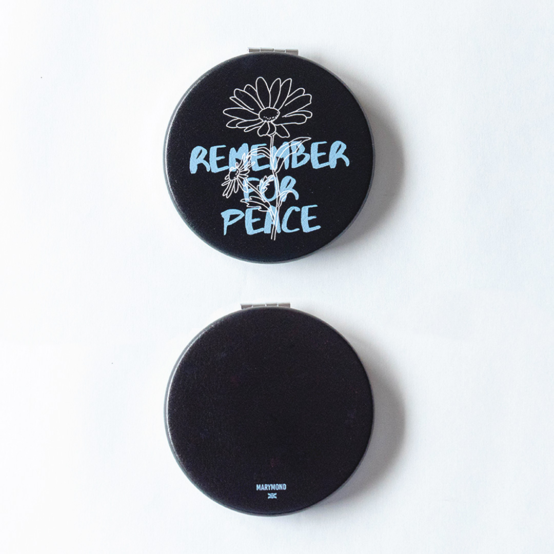 MarymondJapan's tweet photo. 【新商品】コンパクトミラー 野菊・REMEMBER FOR PEACE🌼

✅￥1,500
✅カラー：ブラック・ヘイジ―レッド

野菊があしらわれたコンパクトミラーです。鏡と拡大鏡が付いた商品です。

ぜひチェックしてみてください。

https://t.co/geodVin0zT https://t.co/uP1yuak18m