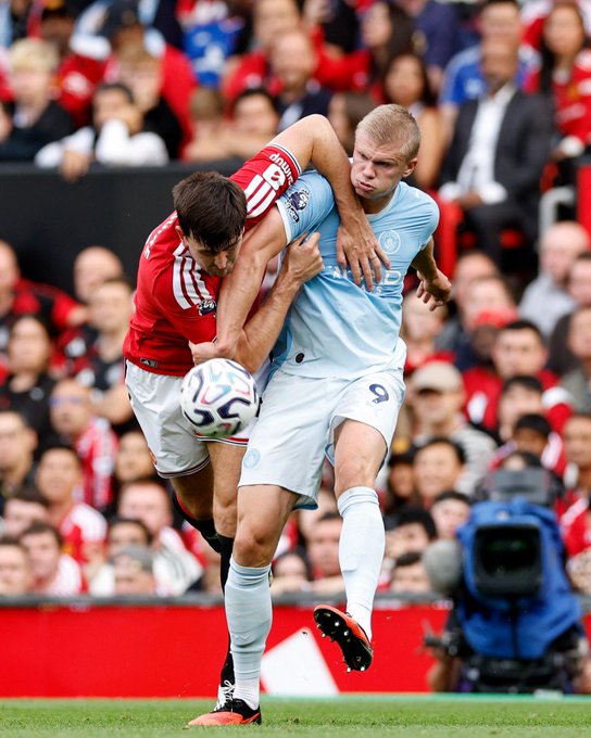 postunited's tweet photo. 🚨 LA PREMIER LEAGUE SE DISCULPA CON EL MANCHESTER UNITED

"EL GOL DEL CITY NUNCA DEBÓ SUBIR AL MARCADOR"

📋 Enzo estaba en fuera de juego y SÍ participaba en la jugada, pero el VAR no lo vio así

😳 El United se queda sin puntos... y sin ninguna explicación https://t.co/eVMmHmjvdS