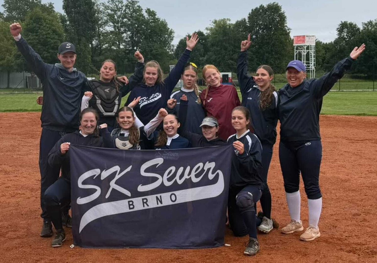 skseverbrno's tweet photo. Ženy postupují na Finálový turnaj
Uplynulý víkend patřil nadstavbovému turnaji 2. ligy žen v Hluboké nad Vltavou. Do turnaje jsme vstupovaly s jasným cílem vybojovat 1. místo ve skupině.

Článek: https://t.co/CJynNLfxKW

#skseverbrno #severjede #softball #czechsoftball https://t.co/IvyfBvQXF1