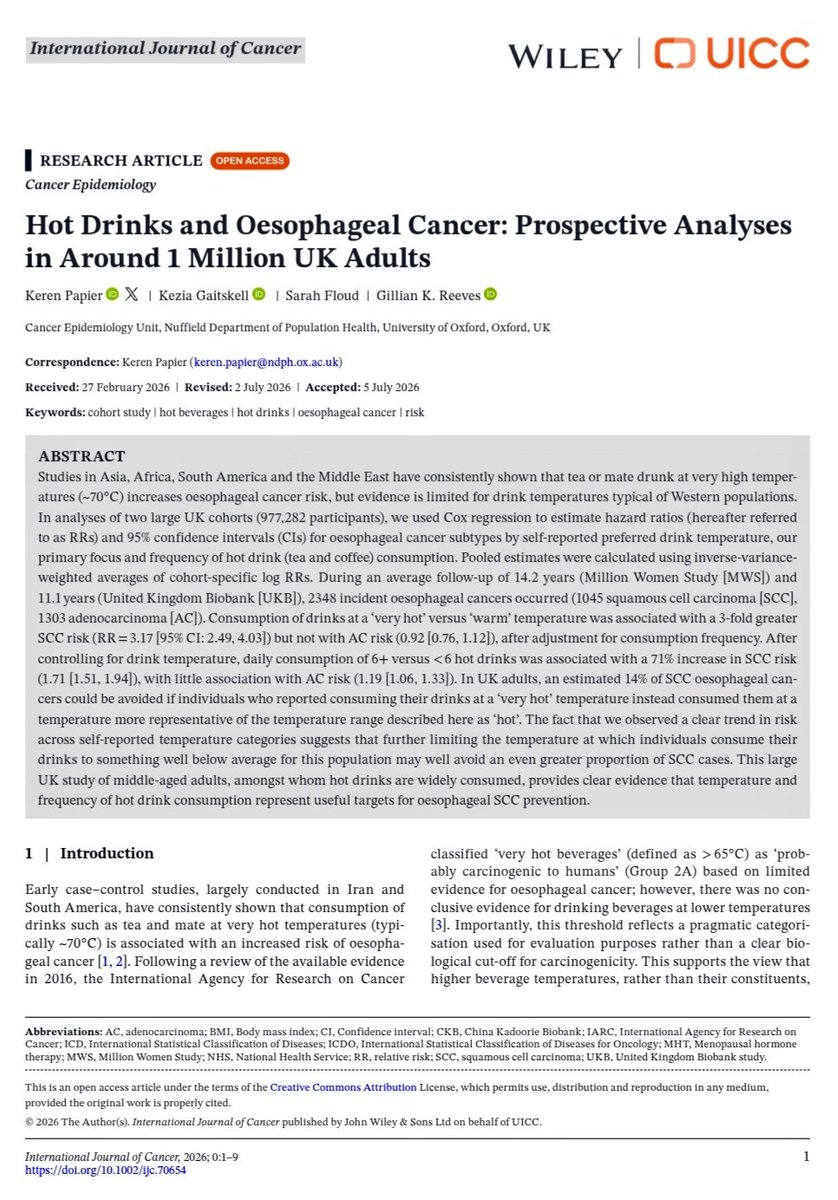 joseramosvivas's tweet photo. ☕🔥 ¿Bebes el café o el té demasiado caliente? 🌡️😬😬😬😬

🚨DEJAD QUE SE ENFRÍE !!! ☕

🔬 Un nuevo estudio prospectivo con 977.282 adultos del Reino Unido 🇬🇧, publicado en International Journal of Cancer 📚, encontró que consumir bebidas a temperatura "muy caliente" 🔥☕ se asoció con un riesgo 3,17 veces mayor 📈 de carcinoma escamoso de esófago (SCC) 🧬. ⚠️⚠️⚠️

📊 👥 Participantes: 977.282 adultos de dos grandes cohortes, con seguimientos medios de ⏳ 14,2 y 11,1 años.

🌡️⚠️ Temperatura: Beber a temperatura "muy caliente" frente a "templado" se asoció con mayor riesgo de SCC: RR = 3,17 📈 (IC95%: 2,49–4,03), pero 🚫 no se observó asociación con adenocarcinoma.

☕☕☕ Frecuencia: Consumir ≥6 bebidas calientes al día se asoció con un 71% más de riesgo 📈 de SCC frente a <6/día, tras ajustar por temperatura.

🛡️📉 Prevención: Los autores estiman que alrededor del 14% de los SCC esofágicos podrían evitarse si quienes beben a temperatura "muy caliente" 🔥 redujeran la temperatura hasta el rango descrito como "caliente" 🌡️⬇️.

Algunas cafetería nos ponen el café a temperatura volcánica. 🌋🌋🔥

🧐💡 Limitación: La temperatura fue autoinformada 📝; no se midió directamente con termómetros 🌡️. Incorporar mediciones objetivas reforzaría futuros estudios 🔬.
🔗👇🏻 https://t.co/C3nkfGQoSq

#CáncerDeEsófago #Epidemiología #SaludPública #Prevención #Oncología #InvestigaciónMédica #DivulgaciónCientífica #CienciaEnX