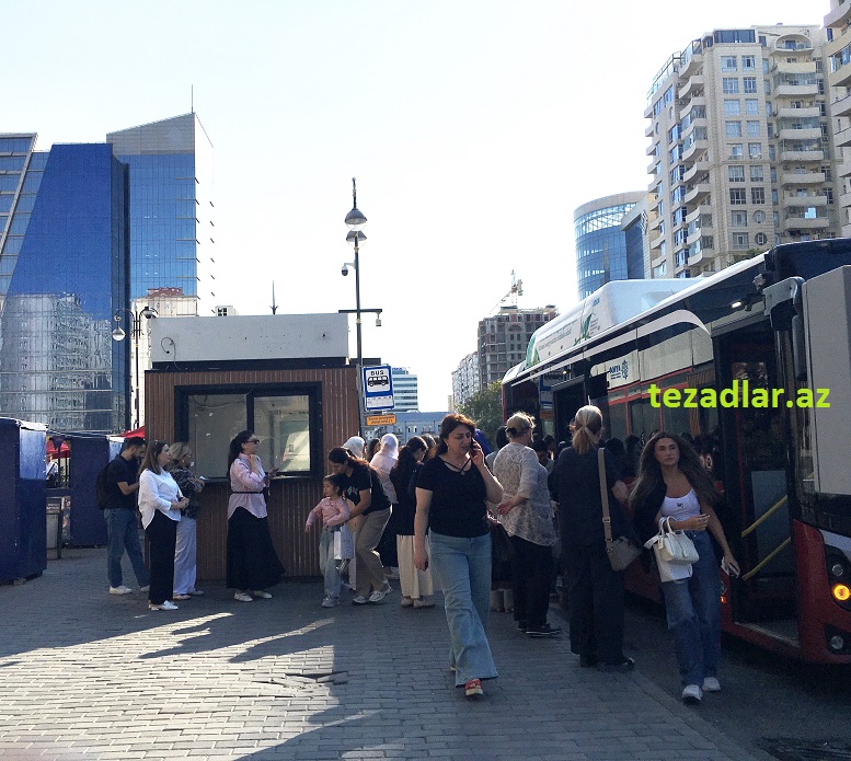 Tezadlar's tweet photo. Təzad: əhali ictimai nəqliyyata cəlb olunur, avtobus isə yoxdur… https://t.co/KjUF4q105D https://t.co/e7ejEjhyKu