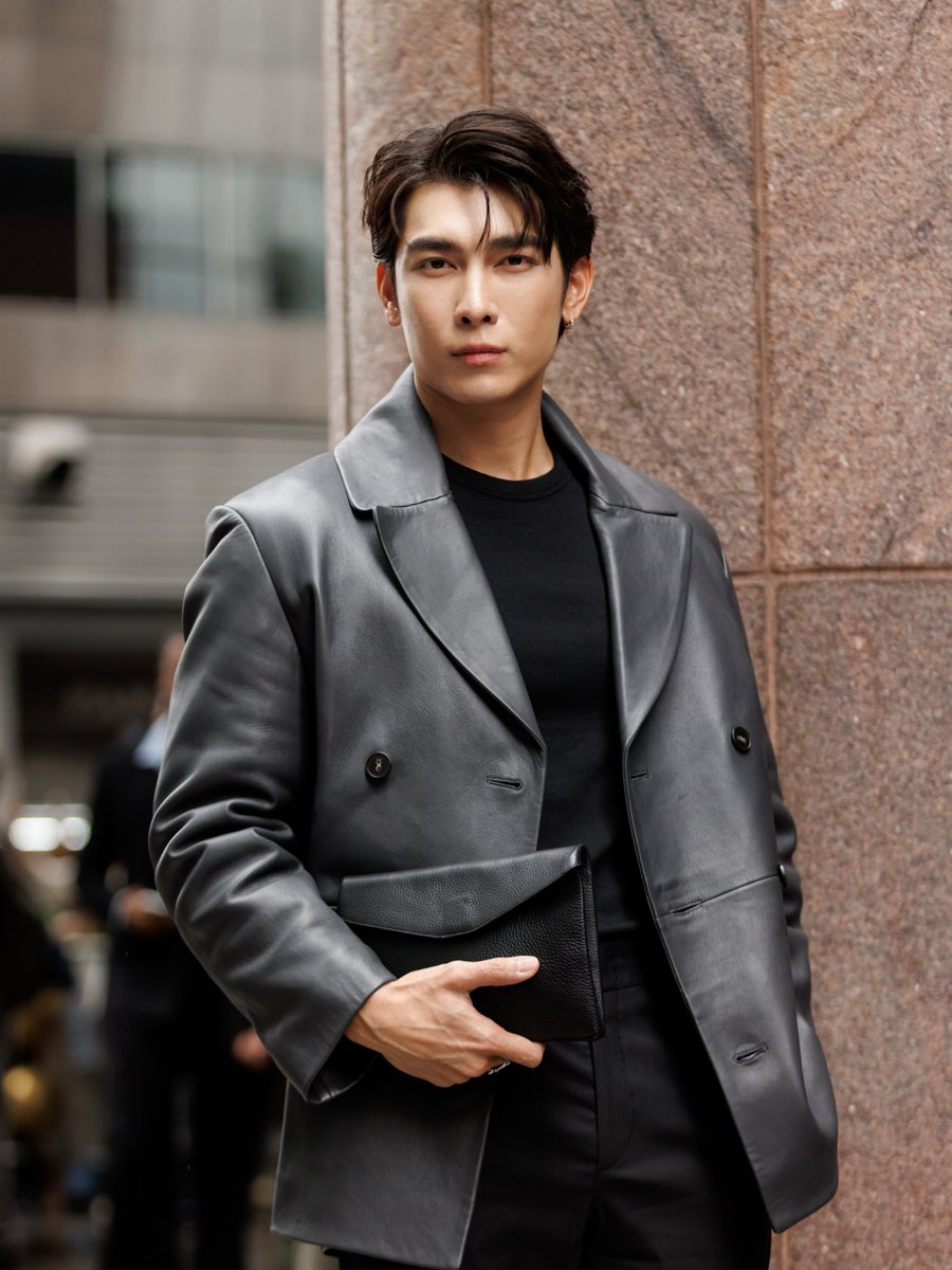 RungMewLions's tweet photo. คุณเค้าถ่ายรูปพี่มิวหล่อทุกรูปเลยไปกดหัวใจกันทุกคน

IG yarki9 

MEW COS IN NYFW 
@MSuppasit
#MewSuppasit 
#cosAW26xMew
#MEWinNYFW2026
#cos #cosAW26 #cosnyfw https://t.co/W5XmKYi3vu