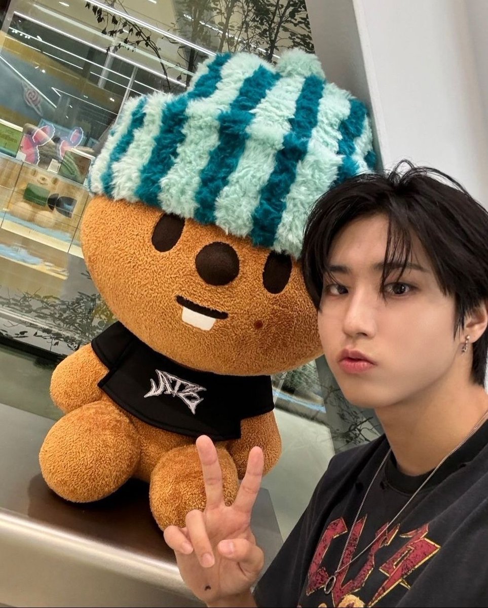 bliblidotcom's tweet photo. Happy birthday, Han Jisung! 🎂🐿️
dari rap, vocal, jokes, sampai chaotic energy, emang HAN A STAR LIKE NO OTHER!
STAY, yang paling kamu suka dari Jisung apa?🥰
#HANWrittenWithLove https://t.co/aX4MnZVyT8