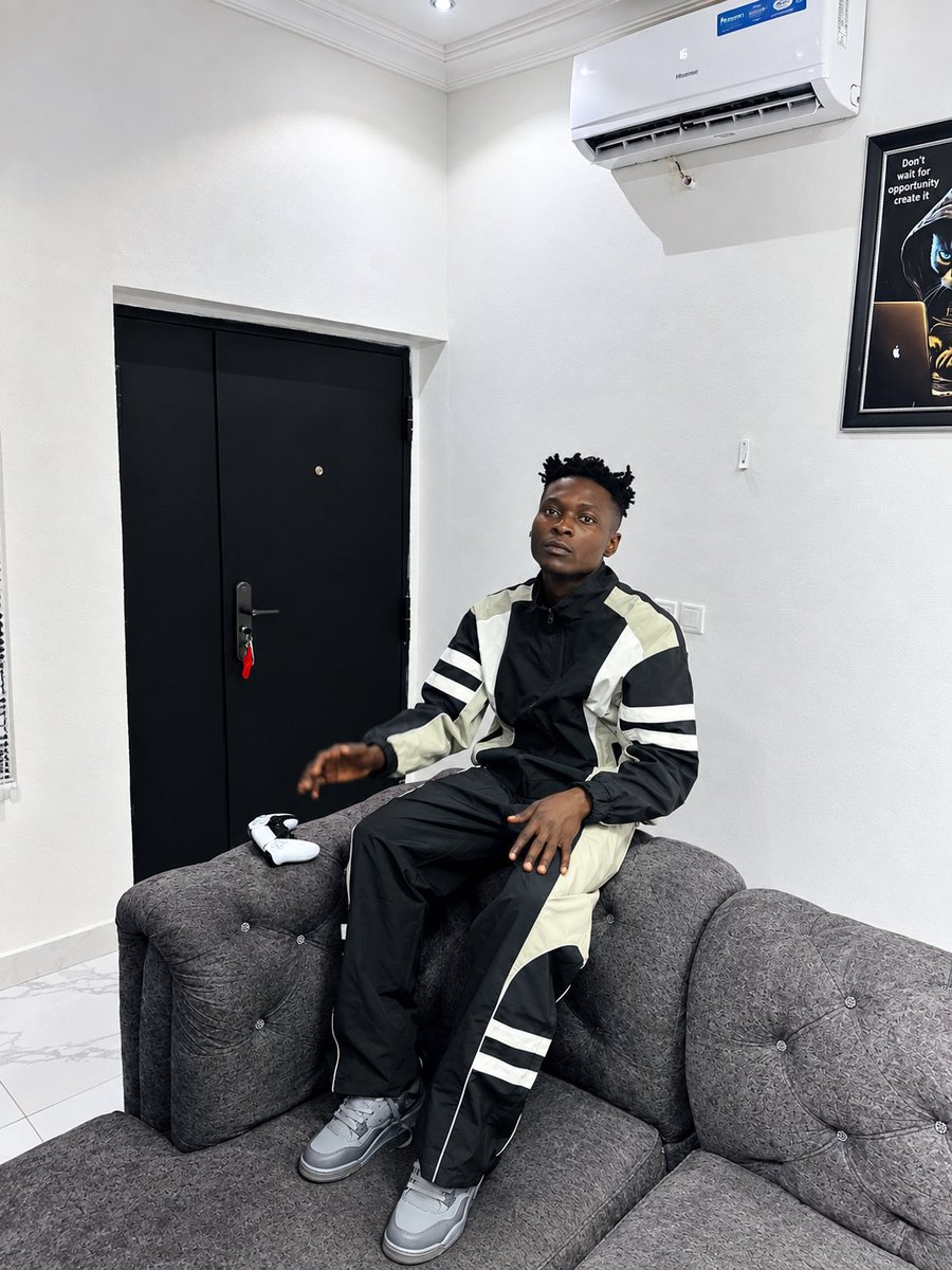 Pito_flex's tweet photo. This age hits hard. Career pressure, daily responsibilities, big dreams, parents getting older-it all hits at once.
You don't have a choice but to keep going. 🐈‍⬛ https://t.co/NVBw5s0Thj