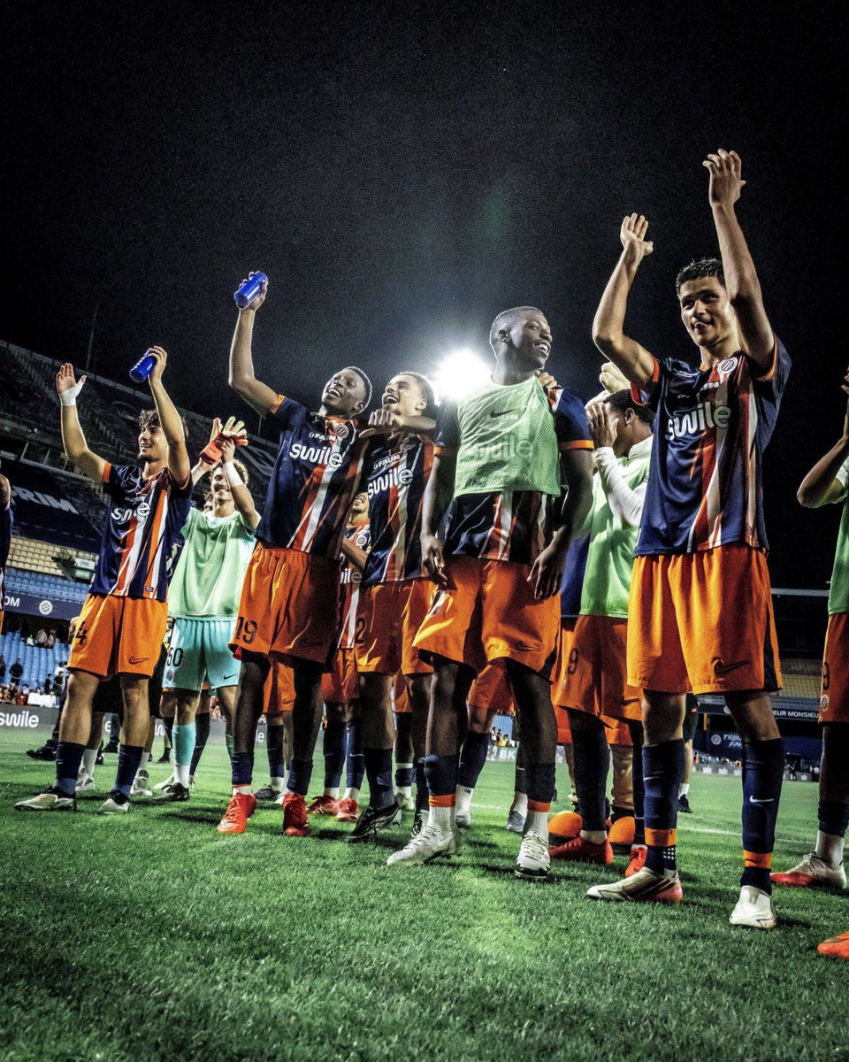 MontpellierHSC's tweet photo. 🏟️ 𝗨𝗡𝗘 𝗦𝗢𝗜𝗥𝗘́𝗘 𝗣𝗔𝗥𝗧𝗔𝗚𝗘́𝗘 🧡
Retour en images sur la communion entre les Pailladins et La Mosson à l'issue de la victoire face à Pau !

𝐌𝐞𝐫𝐜𝐢 🙏

#MHSCPauFC 1-0 https://t.co/V1lEhQIqE2